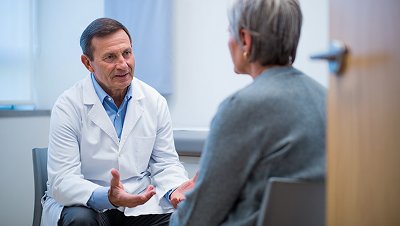 Врач разговаривает с пациентом